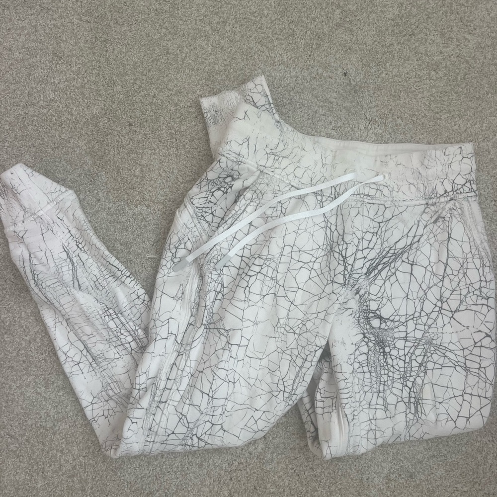 Barely worn Lululemon joggers